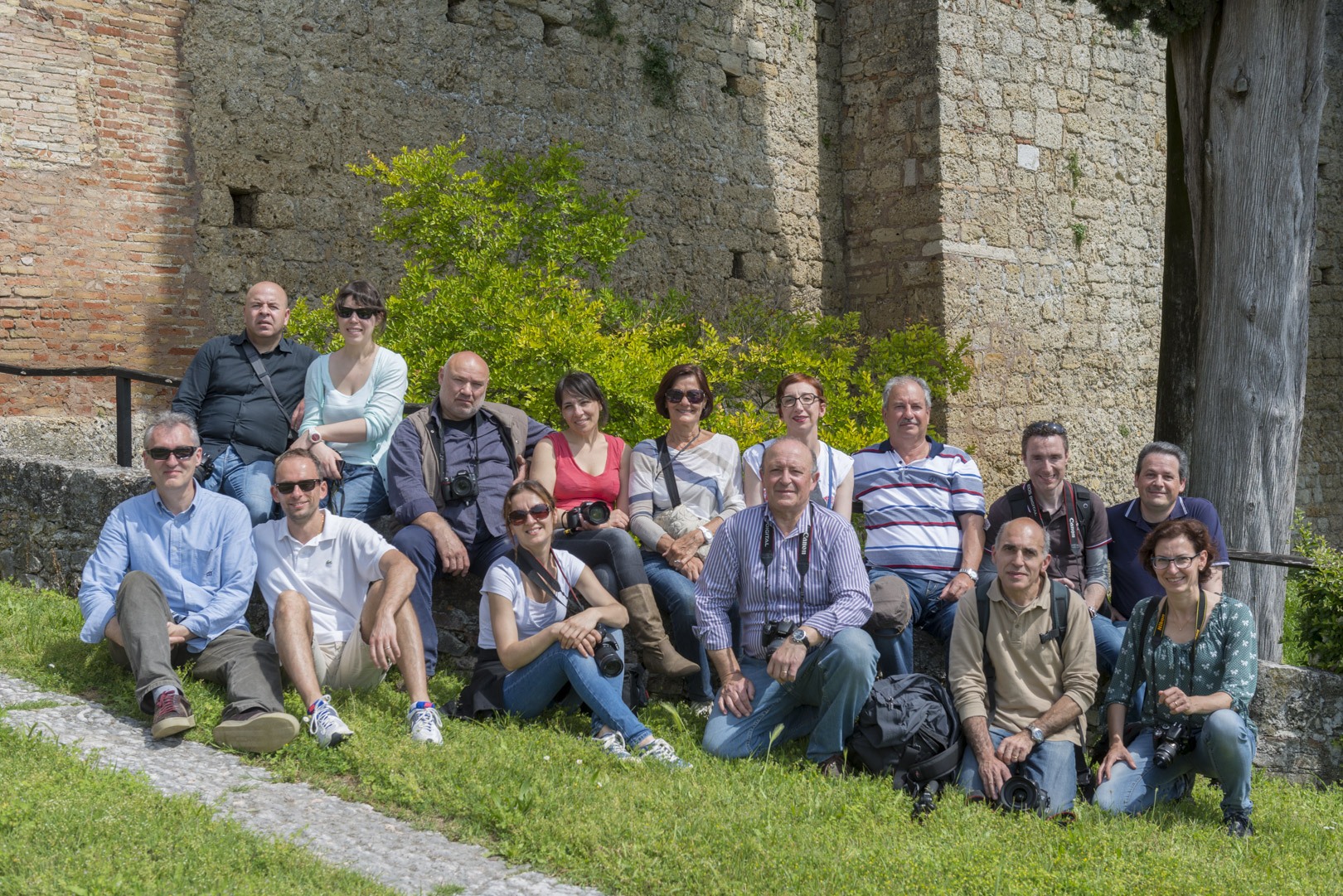 10 maggio 2014 foto di gruppo dei partecipanti all'uscita pratica del corso base di fotografia digitale 2014 nei pressi del castello di Susegana